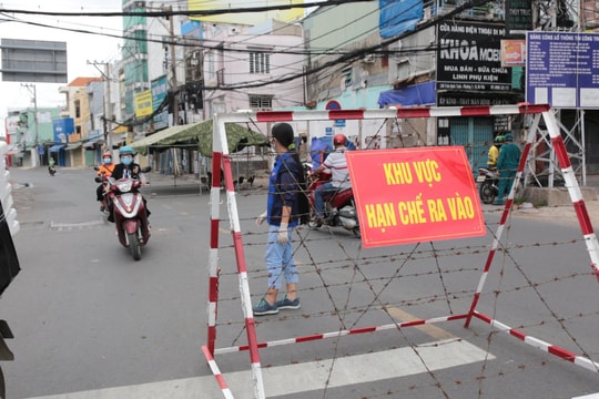 Ra ngân hàng rút tiền có vi phạm Chỉ thị 16 không?
