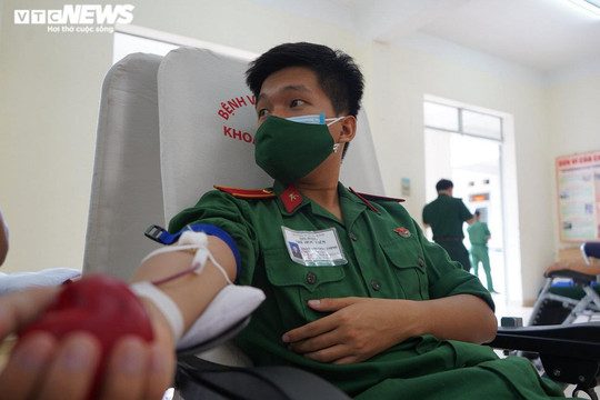 300 cán bộ, chiến sĩ tình nguyện hiến máu khi hay tin kho máu tại TP.HCM đã cạn