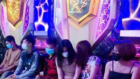 Tụ tập sử dụng ma túy trong quán karaoke bất chất dịch bệnh