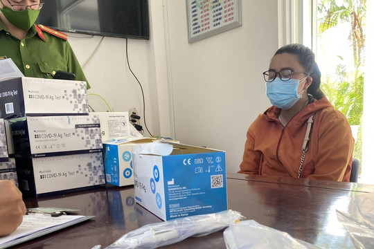 Phú Yên: Bắt quả tang đối tượng bán kit test nhanh COVID-19 không rõ nguồn gốc