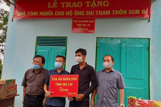 TAND tỉnh Gia Lai trao tặng nhà tình nghĩa cho hộ nghèo có hoàn cảnh đặc biệt khó khăn