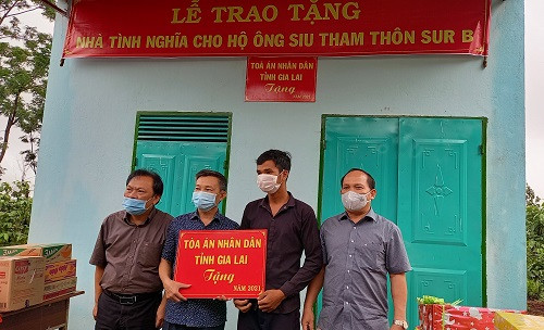 TAND tỉnh Gia Lai: Trao tặng nhà tình nghĩa cho hộ có hoàn cảnh đặc biệt khó khăn