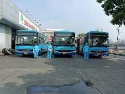 Hà Nội huy động xe buýt đưa người đến khu cách ly tập trung
