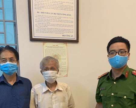 Công an phường Cổ Nhuế 1 giúp đỡ cụ ông đi lạc trở về với gia đình