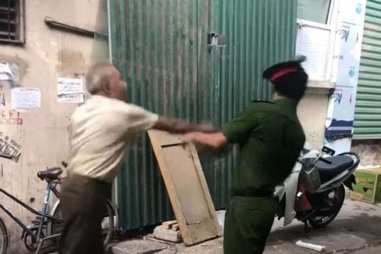 Ông cụ 79 tuổi đập mũ cối vào công an bị phạt 2 triệu đồng