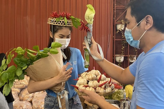 Sinh nhật đặc biệt của Á hậu Ngọc Thảo: Nhận vương miện và quyền trượng làm bằng… rau củ quả

