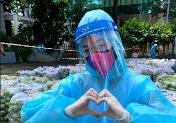 Hoa hậu hoàn vũ Việt Nam hỗ trợ người dân TP.HCM bằng những “chuyến xe thực phẩm 0 đồng”