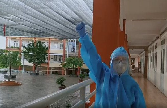 Nữ sinh trường Y Thái Nguyên dự lễ kết nạp đảng giữa tâm dịch TP.HCM