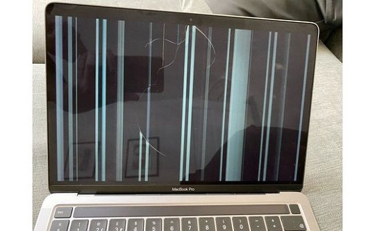 MacBook M1 gặp sự cố nứt màn hình