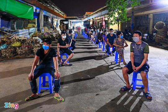 Hà Nội xuyên đêm xét nghiệm COVID-19 cho tiểu thương chợ đầu mối Long Biên