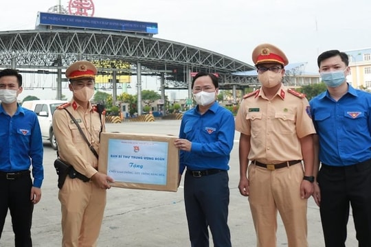 Bí thư thứ nhất Trung ương Đoàn thăm, tặng quà chốt trực Covid-19