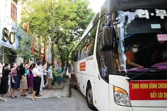 Đoàn y, bác sĩ Ninh Bình lên đường chi viện cho Bình Dương chống dịch Covid-19
