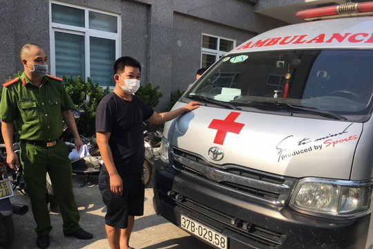 Phạt tài xế dùng xe cứu thương chở người thông chốt vào Hà Nội 35 triệu đồng