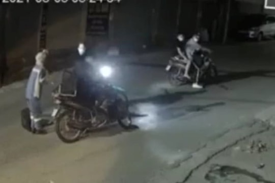 Nữ lao công bị cướp xe máy trong đêm ở Hà Nội
