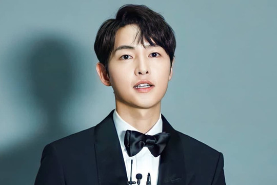 Song Joong Ki tút lại hình ảnh sau lùm xùm xây dựng trái phép và dính vận đen liên quan đến COVID-19