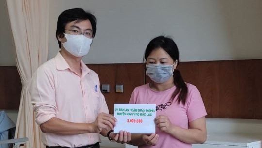 Các nhà hảo tâm hỗ trợ gia đình gặp tai nạn trên đường về quê tránh dịch