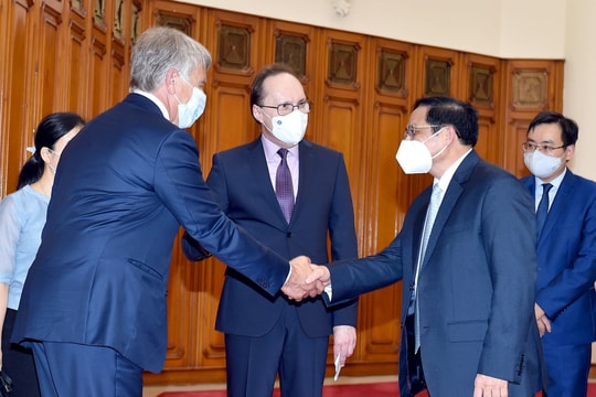 Thủ tướng đề nghị Nga hợp tác chuyển giao công nghệ sản xuất thuốc điều trị COVID-19