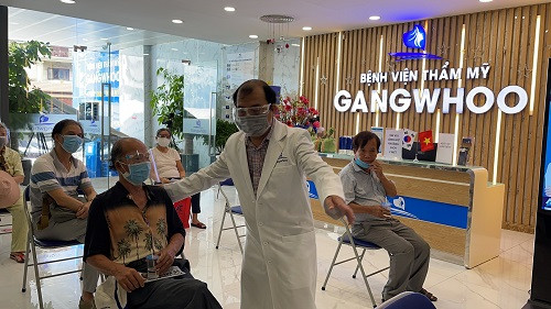Tiêm vắc xin và hỗ trợ 1.500 phần quà cho người dân bị ảnh hưởng dịch bệnh Covid-19