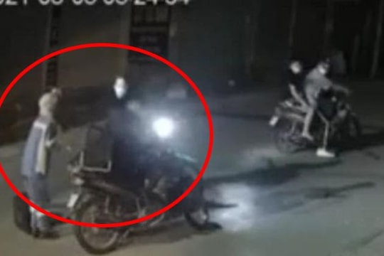 Clip xót xa tiếng khóc của nữ công nhân môi trường bị cướp xe máy trong đêm