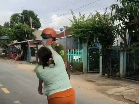 Đánh cán bộ chốt kiểm dịch vì chồng vi phạm quy định