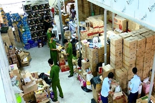 Phát hiện kho hàng lậu trị giá khoảng 2 tỷ đồng
