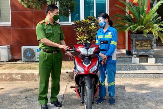 Chị lao công bị cướp được Công an tặng xe máy