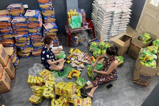 Ấm lòng trước những điểm phát thực phẩm 0đ cho người lao động nghèo mùa Covid-19 tại Hà Nội