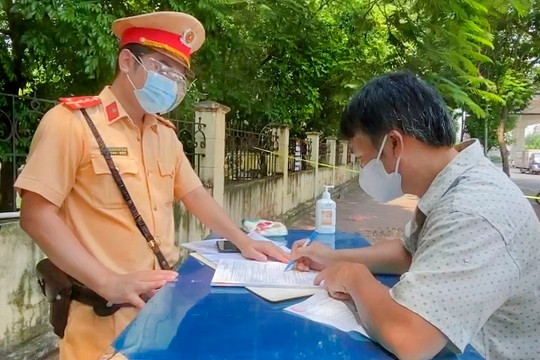 Lực lượng CSGT tăng cường đảm bảo trật tự ATGT trong những ngày giãn cách