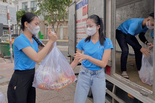 Hoa hậu Tiểu Vy, Á hậu Phương Anh tặng 50 tấn gạo và 10.000 phần quà cho công nhân nghèo