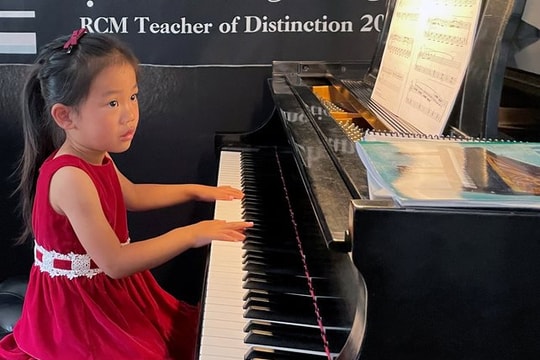 Bé gái 4 tuổi trở thành thần đồng piano ở Mỹ