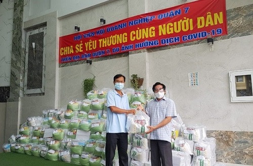 Hỗ trợ nhu yếu phẩm cho người dân bị ảnh hưởng dịch bệnh Covid-19 trên địa bàn