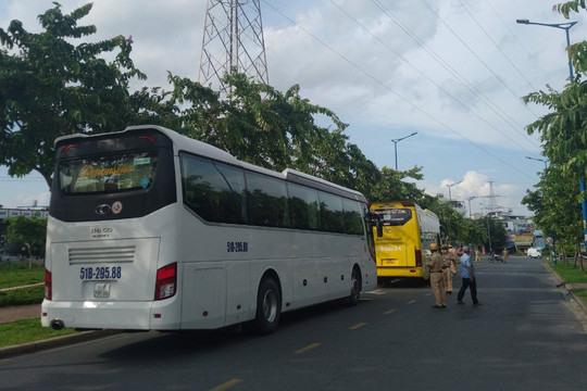 TP HCM: Tạm giữ 2 xe khách chở nhiều người dân về quê không đúng quy định