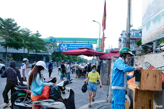 Người dân tiếp tế lương thực tại khu phong toả lớn nhất Hà Nội