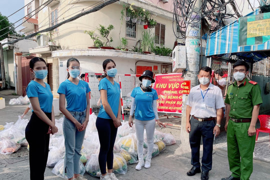 “Bà Trùm Hoa hậu” cùng dàn hậu đội mưa vào tâm dịch trao quà cho bà con