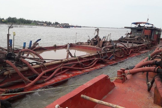 Bắt giữ 4 tàu khai thác cát ngay gần kè biển ở Nam Định