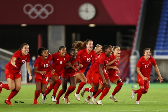 Tuyển nữ Canada ngược dòng đi vào lịch sử với tấm HCV Olympic