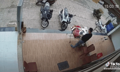 Đang lúi húi xếp đồ ngoài hiên, người đàn ông đứng tim khi tình huống hãi hùng ập đến trong tích tắc