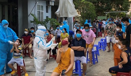 Cảnh cáo, giáng chức Phó Chánh văn phòng Đoàn ĐBQH và HĐND Đà Nẵng tát nhân viên y tế