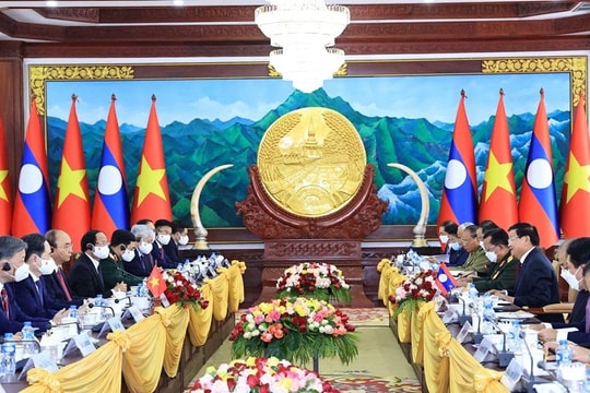 Tổng Bí thư, Chủ tịch nước Lào đón và hội đàm với Chủ tịch nước Nguyễn Xuân Phúc