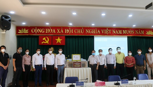 Trao tặng máy trợ thở cho bệnh viện điều trị bệnh nhân Covid-19