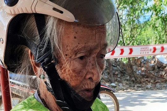 Cụ bà 84 tuổi nuôi con khuyết tật mang tiền ủng hộ chốt phòng chống dịch