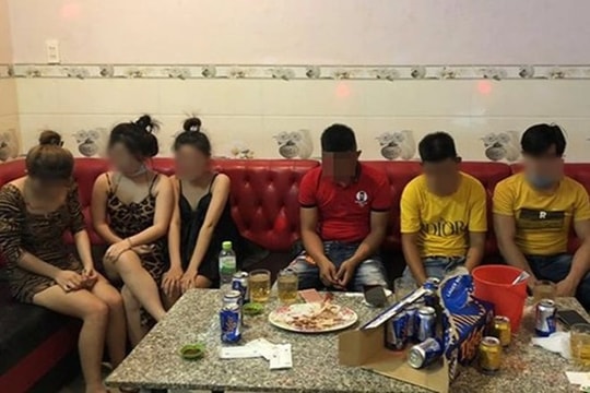 Tụ tập ăn nhậu, 13 người bị phạt 135 triệu đồng