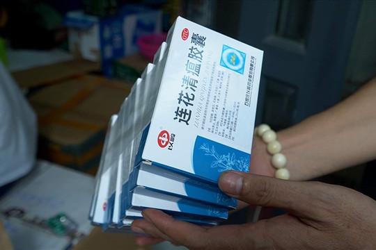 Bắt quả tang lô thuốc hỗ trợ điều trị COVID-19 nhập lậu vào TP.HCM