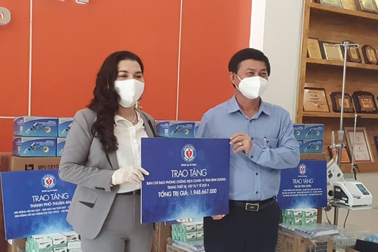 Bình Dương tiếp nhận gạo và vật tư y tế từ Quỹ từ thiện Kim Oanh