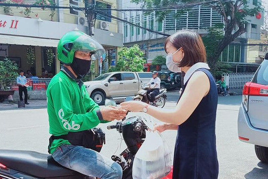 Hà Nội cấp gần 20.000 mã cho shipper hoạt động