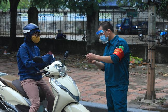 Hà Nội yêu cầu khai báo y tế bằng mã QR với tất cả người ra, vào các chốt kiểm soát dịch COVID-19