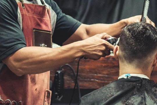 Thuê thợ về nhà cắt tóc có vi phạm Chỉ thị 16?
