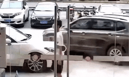 Đứng trúng điểm mù, bé trai bị ô tô cán qua người, may mắn sống sót khó tin