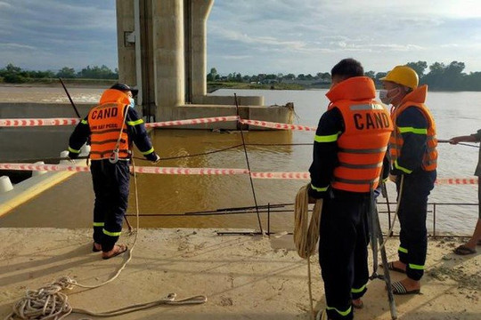 Nghệ An: Phát hiện thi thể phụ nữ đang phân hủy ở đập nước