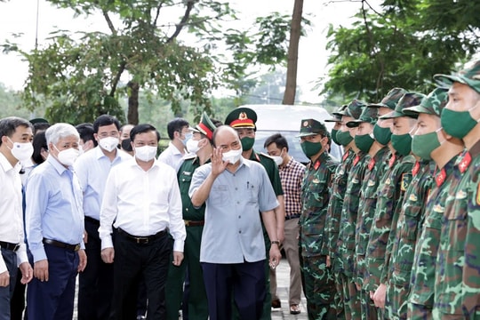 Chủ tịch nước thăm, động viên cán bộ, người dân Hà Nội chống dịch COVID-19
